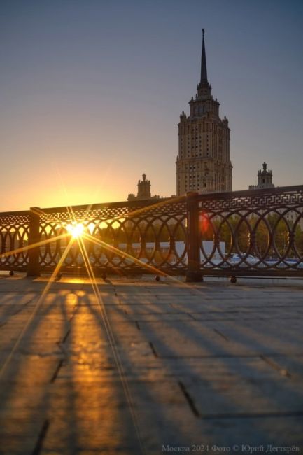 Рассвет на Краснопресненской набережной.

Фото: Юрий..