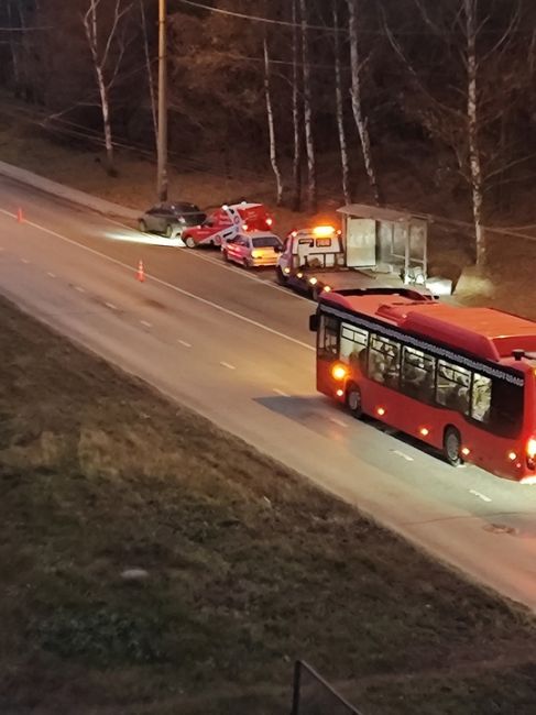 На Танковой сейчас так. Упавшие столбы перекрыли движение..