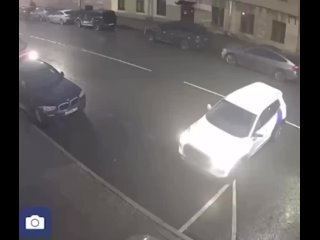 Водитель Lamborghini и автоледи на каршеринге устроили потасовку из-за парковки в Басковом переулке. 
 
Девушка..