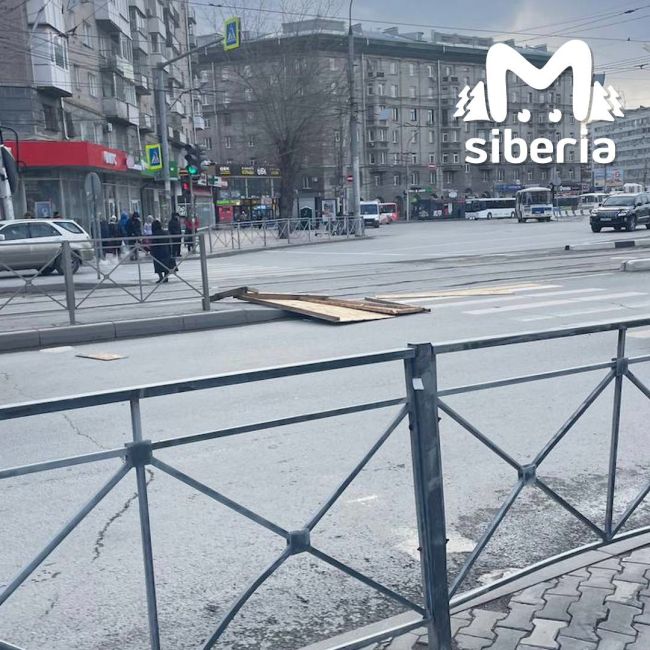 На площади Калинина в результате сильного ветра произошло столкновение с пешеходом.

Событие произошло..