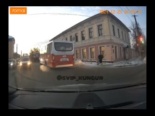 ‼️В Кунгуре на пересечении улиц Ленина и Гагарина двух пешеходов едва не прибило дорожным знаком. 

Прицеп..