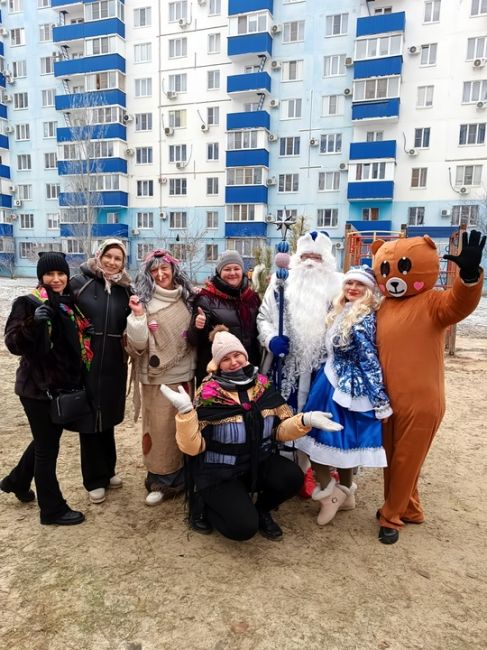 В Волжском Дед Мороз и Снегурочка пришли с подарками во двор одной из многоэтажек, чтобы поздравить местных..