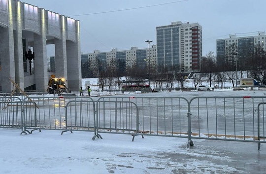 Каток у Театра-Театра начали..