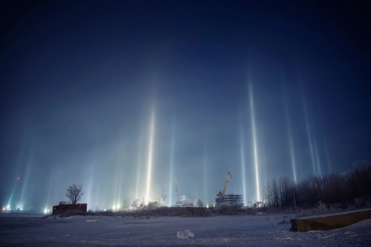 ✨Сегодня ночью в небе над Нижегородской областью можно было увидеть световые столбы. 
 
Кто тоже видит эту..