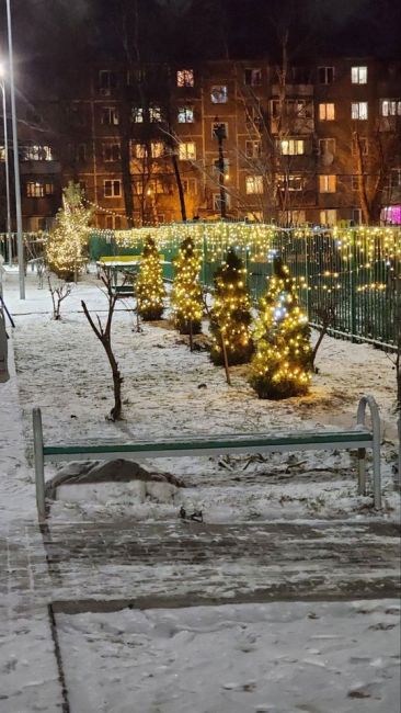 вот такая красота на Южном шоссе💙
 
Жители самого красивого двора в городе снова украсили свой двор к Новому..