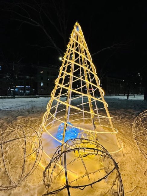 Нижняя часть города тоже радует нас своим новогодним настроением ❄ 
..