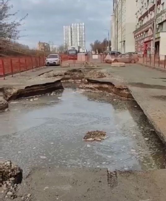 Огромный провал дорожного полотна, образовавшийся около «Космопорта», вырос и активно заполняется..