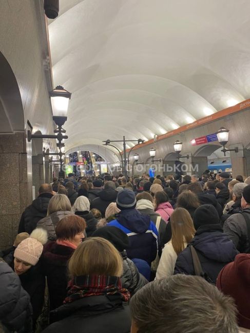 Второй день в Питере пробки как на дорогах, так и в метро 
 
Переход со станции Достоевская на..