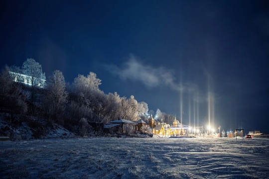 ✨Сегодня ночью в небе над Нижегородской областью можно было увидеть световые столбы. 
 
Кто тоже видит эту..