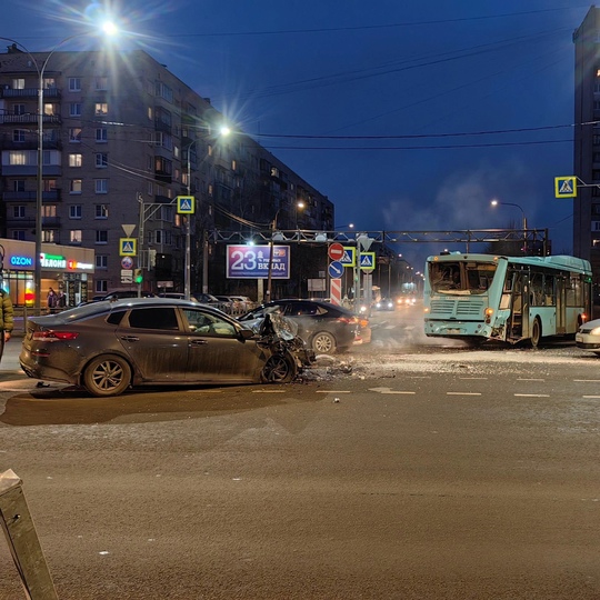 В Колпино KIA на полном ходу протаранила лазурный автобус

Накануне вечером, около 18:00, на перекрёстке улицы..