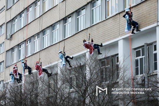 В Москве стартовали праздники в детских больницах. 

Вчера к пациентам НИИ неотложной детской хирургии и..