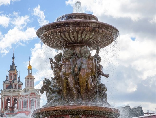 ⛲️ На Театральной площади отремонтировали фонтан «Витали».

Этот фонтан является одним из старейших..