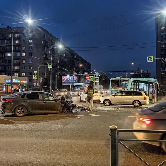 В Колпино KIA на полном ходу протаранила лазурный автобус

Накануне вечером, около 18:00, на перекрёстке улицы..