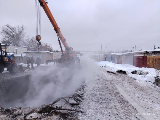 В Самаре более 650 жилых домов остались без тепла 
 
Вблизи Кировского рынка прорвало трубу тепловых сетей..