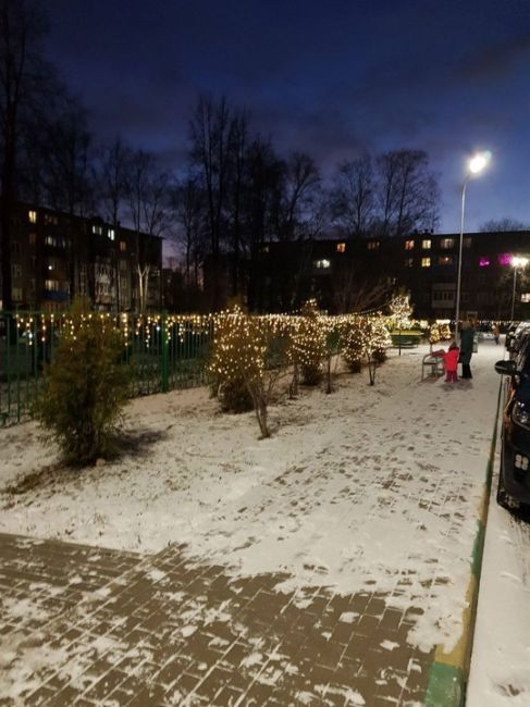 вот такая красота на Южном шоссе💙
 
Жители самого красивого двора в городе снова украсили свой двор к Новому..