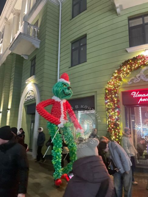 Вау! По городу гуляет пятиметровый Гринч из шаров и поёт песни!!!!
Всех с наступающим Новым..