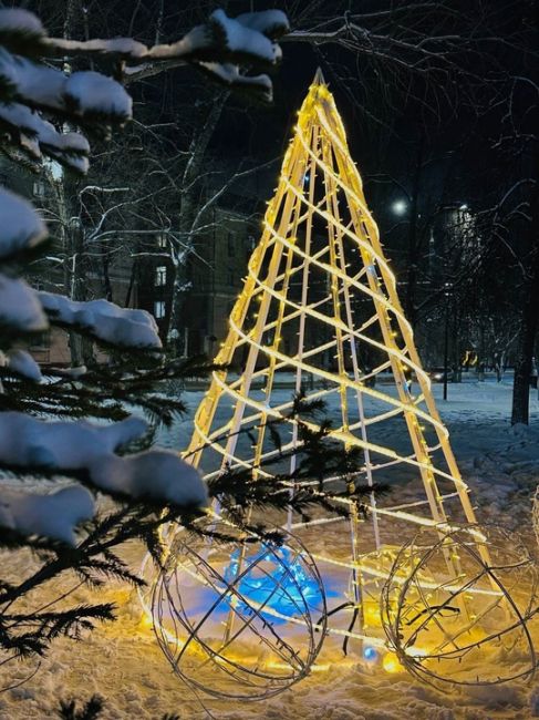 Нижняя часть города тоже радует нас своим новогодним настроением ❄ 
..