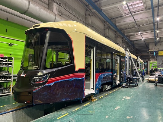 🚊 Завод «Белкоммунмаш» с гордостью делится фотографиями с процесса производства трёхсекционных трамваев..