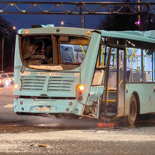 В Колпино KIA на полном ходу протаранила лазурный автобус

Накануне вечером, около 18:00, на перекрёстке улицы..