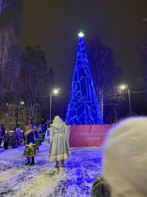 Вот такую ёлочку установили на Кислотных..