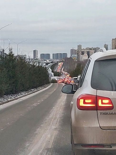 Ужасные утренние пробки на новейшем дублере платного Вознесенского тракта, выезд на Кабельное телевидение...