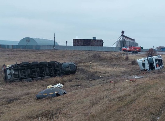 На первом километре автодороги «Борма — Кошки — Погрузная» произошло ДТП. 

Нефтевоз Sitrak съехал в кювет и..