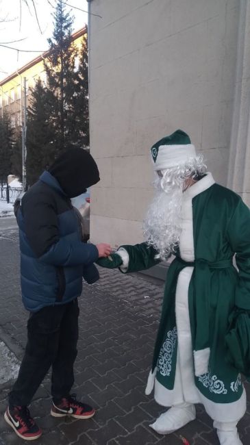 В центре зеленый Дед Мороз поздравляет с нг и дарит..