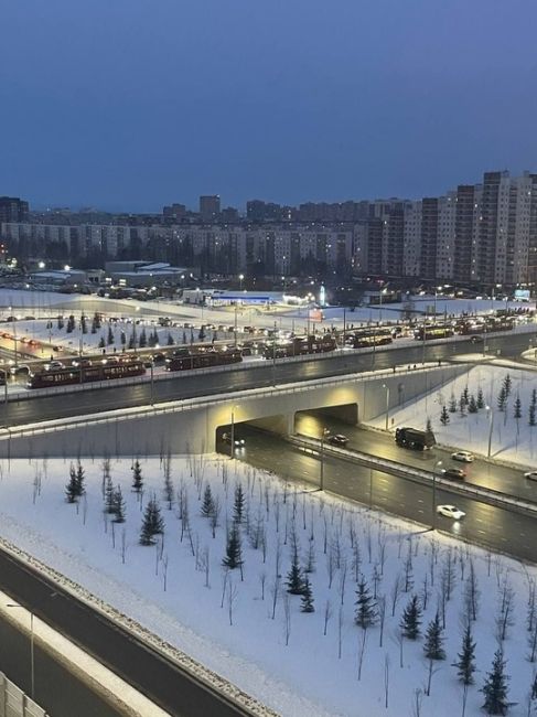 Встали трамваи на проспекте Победы. Затор случился прямо у развязки с Вознесенским трактом.

О причине не..