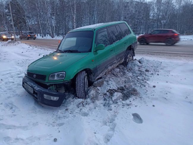 В Бердске пьяный водитель Toyota RAV4 врезался в столб и зацепив попутный авто, улетел на обочину 

По словам..