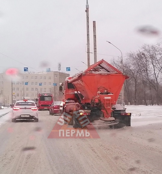 От подписчиков 

На улице Героев Хасана ездит снегоуборочная техника, которая должна по содержанию в зимний..