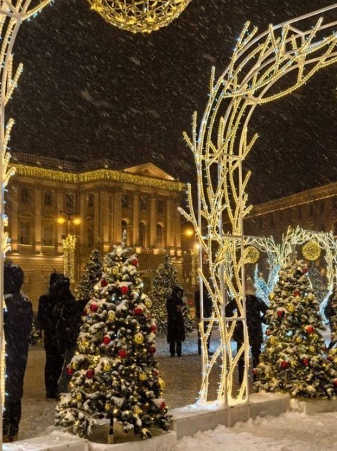 ☃️Настоящая зима наконец-то пришла в Петербург

С вечера пятницы в городе выпало почти 40% от месячной нормы..