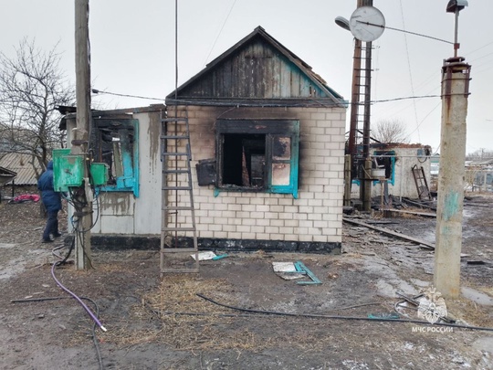 Мужчина поджёг дом из-за ссоры с женой.

Пожар произошёл накануне в хуторе Кружилинском (Шолоховский район)...