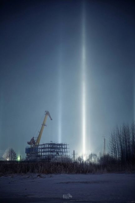 ✨Сегодня ночью в небе над Нижегородской областью можно было увидеть световые столбы. 
 
Кто тоже видит эту..