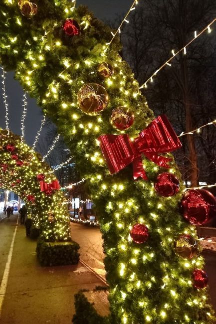 Новогодние декорации в Сокольниках 🎄.

Фото: Ксения..