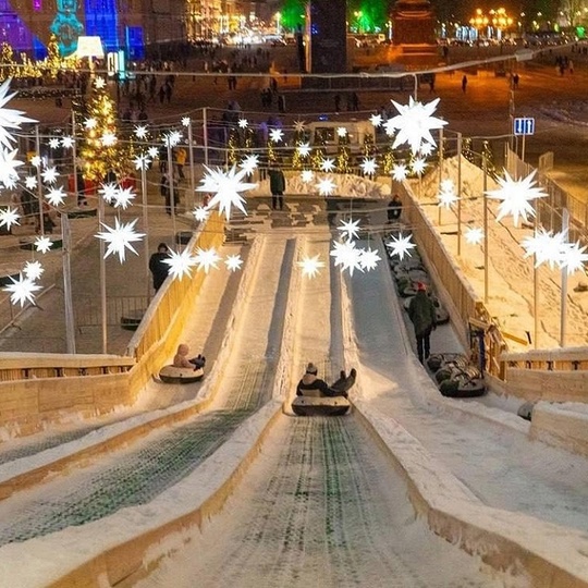 🎢🛷 В Петербурге завершили монтаж горки на Дворцовой площади! 
 
Специалисты собрали металлический каркас,..