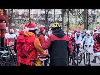 🎅 Сегодня в Нижнем Новгороде проходит традиционный велопарад Дедов Морозов. 
 
Начался он на площади..