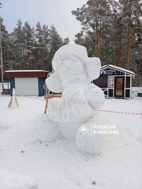 ❄В Дзержинске, в парке «Утиное озеро», строят настоящий ледовый городок. Это место, где можно ощутить..