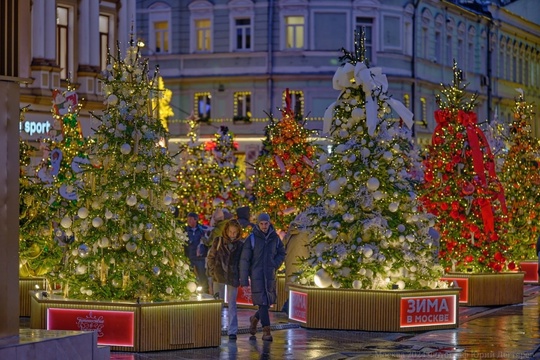 Новогодние декорации на Кузнецком мосту.

Фото: Юрий..