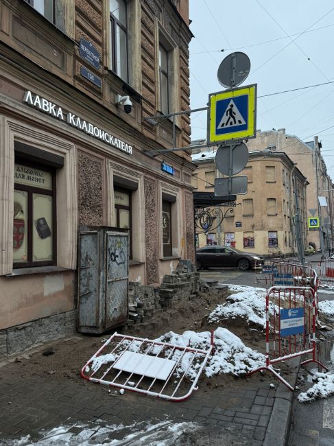 В Петербурге даже работа коммунальщиков выглядит как инсталляция или акт современного искусства со скрытым..