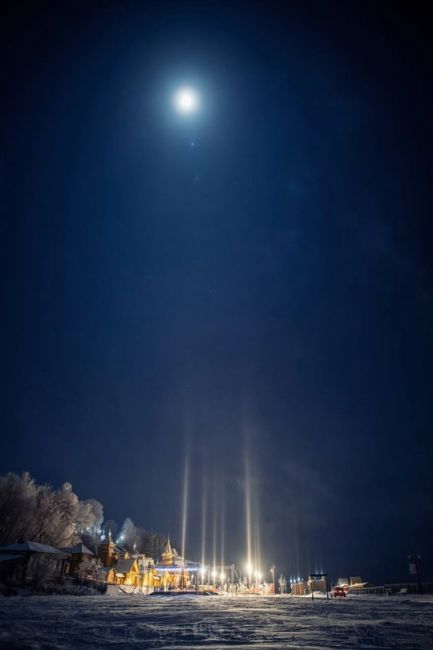 ✨Сегодня ночью в небе над Нижегородской областью можно было увидеть световые столбы. 
 
Кто тоже видит эту..