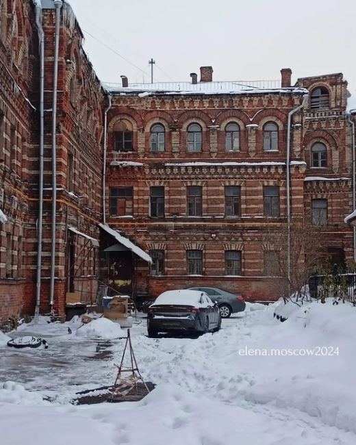 Уголок старины в центре Москвы - Константинопольское патриаршее подворье.

Адрес:: Крапивенский переулок,..