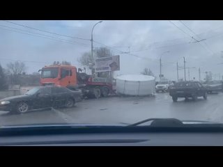 Негабаритный груз слетел с большегруза в Волгодонске на Жуковском шоссе, неподалеку от перекрестка с улицей..