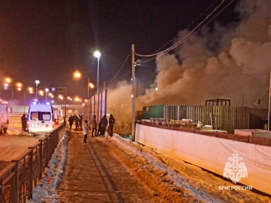 Вчера вечером в Перми огнеборцы потушили пожар в здании бывшего магазина на улице Шоссе Космонавтов. Горела..