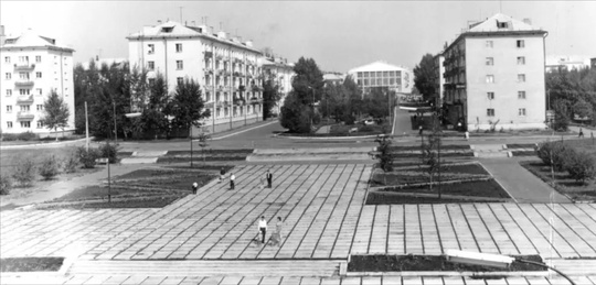 Ретроспектива. Омск. 1970-1972 гг. У входа в Советский парк.
Автор: Мамакин..