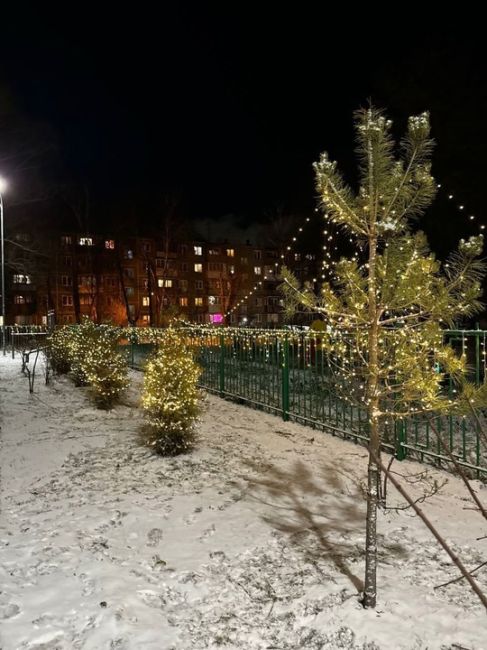 вот такая красота на Южном шоссе💙
 
Жители самого красивого двора в городе снова украсили свой двор к Новому..