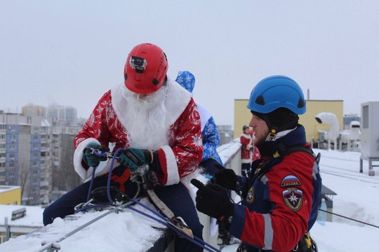 🎅В Самаре Деды Морозы необычно поздравили ребят из детской инфекционной больницы на улице..