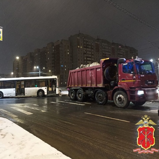 ❗️Четыре человека пострадали в утреннем ДТП с самосвалом в Петербурге 
 
Утром 24 декабря на перекрёстке..