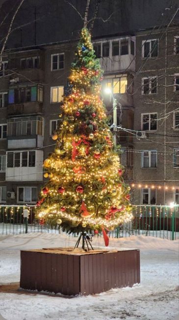 вот такая красота на Южном шоссе💙
 
Жители самого красивого двора в городе снова украсили свой двор к Новому..