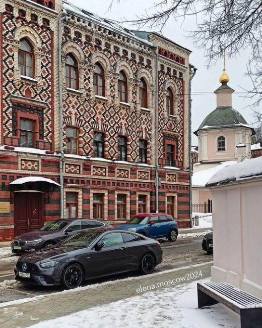 Уголок старины в центре Москвы - Константинопольское патриаршее подворье.

Адрес:: Крапивенский переулок,..