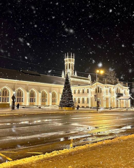 🎄Волшебная атмосфера на вокзале в Петергофе 
⠀ 
Именно сюда 6 января прибудет поезд Деда Мороза, который уже..